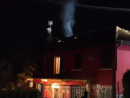 Omegna, fiamme su un tetto di una villetta