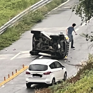 Auto ribaltata ai Tre Ponti a Suna