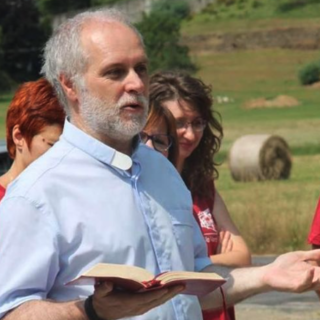 Don Bottarel difende don Sacco: “Le nostre radici sono nel Vangelo, non in ideologie”