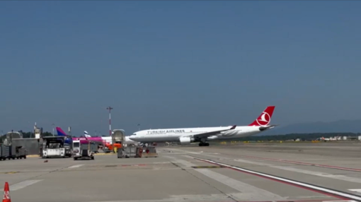 L'aereo atterrato a Malpensa dalla Turchia con a bordo le salme dei sub italiani morti alle Maldive L'aereo atterrato a Malpensa dalla Turchia con a bordo le salme dei sub italiani morti alle Maldive