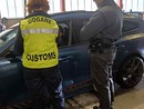 Droga, valuta, profumi, superalcolici e materiale elettronico sequestrati al confine