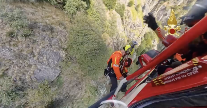 Val Grande, due escursionisti tedeschi in difficoltà recuperati con l'elicottero dei Vigili del Fuoco Val Grande, due escursionisti tedeschi in difficoltà recuperati con l'elicottero dei Vigili del Fuoco