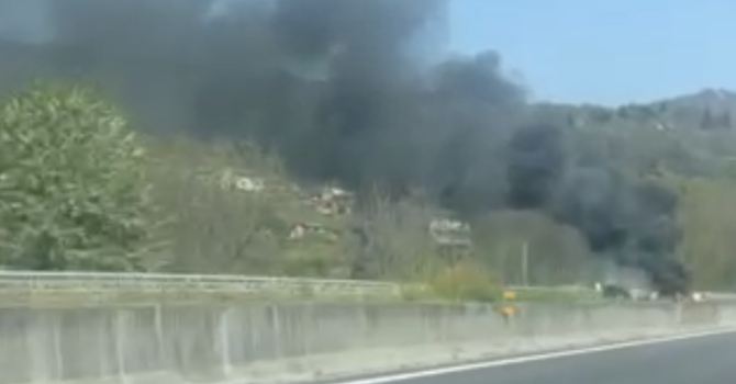 Auto in fiamme sull'A26: code tra Meina e Carpugnino VIDEO Auto in fiamme sull'A26: code tra Meina e Carpugnino VIDEO