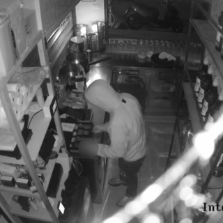 Furto notturno in un bar di Verbania: arrestato un 19enne VIDEO
