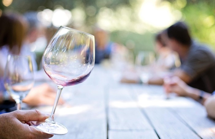 Vino, il bicchiere è mezzo vuoto: verso chiusura negativa nella gdo italiana per il quinto anno consecutivo