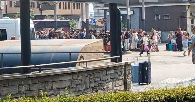 Guasto sulla linea del Sempione, treni fermi tra Iselle e Domodossola: pesanti disagi in stazione Guasto sulla linea del Sempione, treni fermi tra Iselle e Domodossola: pesanti disagi in stazione