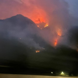 Le fiamme si avvicinano alle case a Pallanzeno: Canadair ed elicottero in azione. Migliora la situazione a Cimamulera