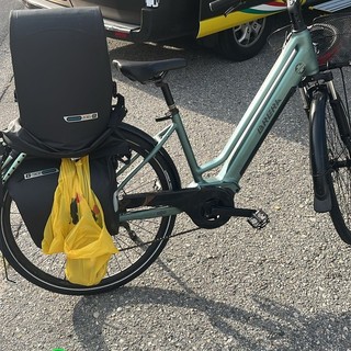 Auto e bicicletta si scontrano in via Renco: due persone in ospedale