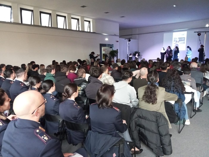 Al liceo Cavalieri lo spettacolo sulle Magdalene per la Giornata contro la violenza di genere Al liceo Cavalieri lo spettacolo sulle Magdalene per la Giornata contro la violenza di genere