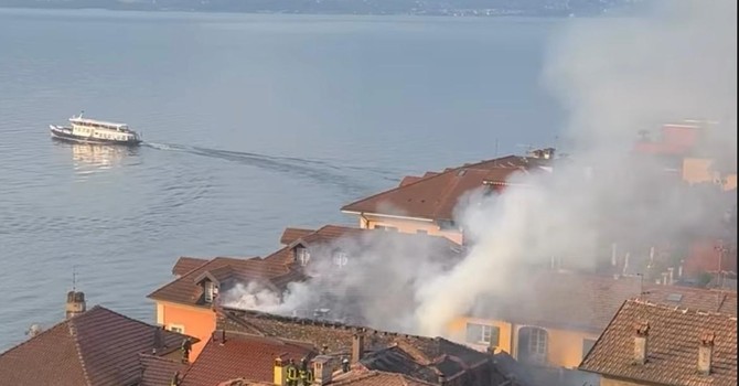 Incendio all'alba a Cannero, ferito un vigile del fuoco durante l'intervento FOTO