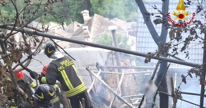 Incendio a Falmenta, in fiamme un ricovero per attrezzi Incendio a Falmenta, in fiamme un ricovero per attrezzi