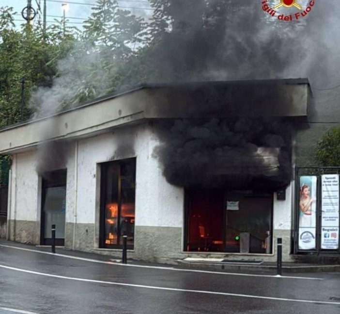 Baveno, in fiamme una lavanderia: intervento dei vigili del fuoco