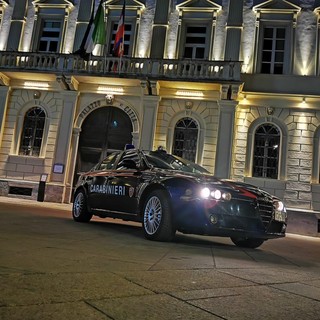 Domodossola, aggrediscono i carabinieri dopo una rissa: arrestato un uomo, denunciato il figlio minorenne