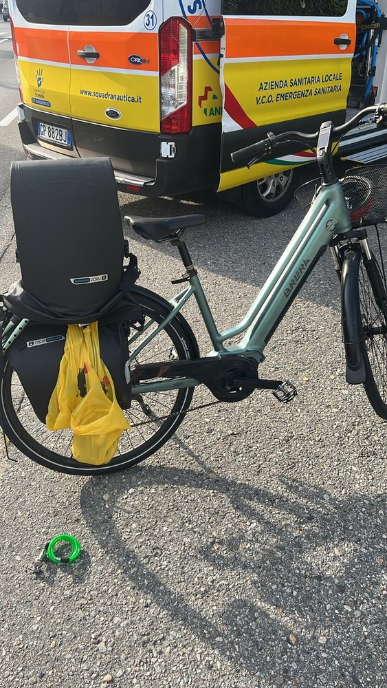 Auto e bicicletta si scontrano in via Renco: due persone in ospedale