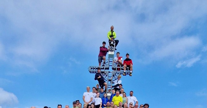 La bicicletta della pace dal mare al Monte Massone FOTO La bicicletta della pace dal mare al Monte Massone FOTO