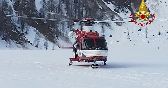 Escursionisti in difficoltà sulla neve, intervento dei Vigili delfuoco con l'elicottero VIDEO
