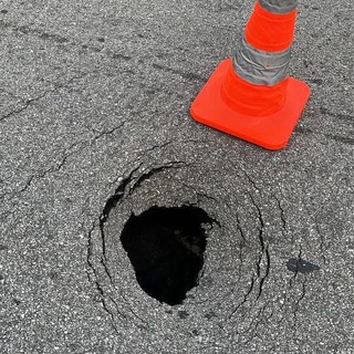 Cedimento stradale in via Matteotti: strada chiusa, intervento dei tecnici domani