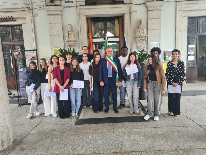 Omegna, battesimo civico per i neo-diciottenni: consegnata la Costituzione digitale
