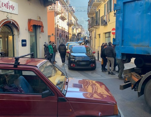 A Omegna traffico in tilt tra via Manzoni e via Mazzini
