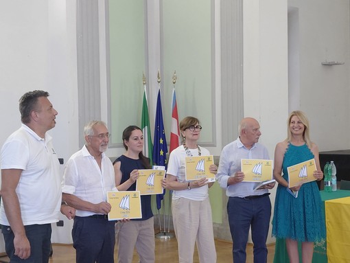 Baveno conferma le Tre Vele Blu di Legambiente e Touring Club Italiano Baveno conferma le Tre Vele Blu di Legambiente e Touring Club Italiano