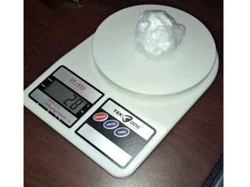 Droga nascosta nel motore: 17 panetti di hashish e cocaina, arrestato un 30enne Droga nascosta nel motore: 17 panetti di hashish e cocaina, arrestato un 30enne