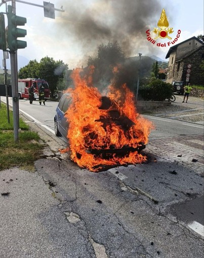 Auto prende fuoco mentre è in marcia: attimi di paura a Bieno