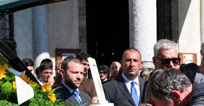 Il ringraziamento della famiglia di Federico dopo il funerale Il ringraziamento della famiglia di Federico dopo il funerale