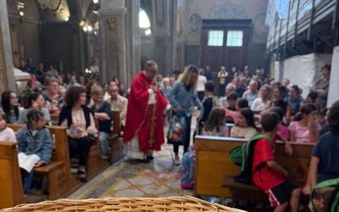 Omegna, settanta bambini alla benedizione degli zainetti FOTO