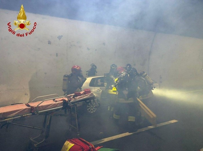 Esercitazione notturna in galleria: simulato incidente con incendio sull’autostrada