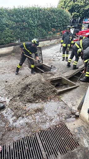 Maltempo ad Agrano, fango e detriti invadono le strade: disagi in via Dante Alighieri Maltempo ad Agrano, fango e detriti invadono le strade: disagi in via Dante Alighieri