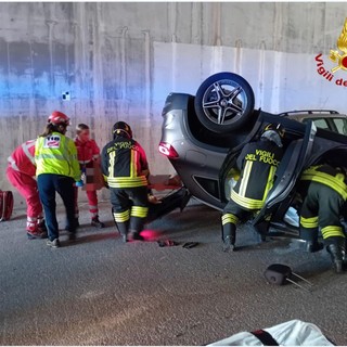 Incidente a Baveno: auto elettrica si ribalta, donna estratta dai Vigili del Fuoco
