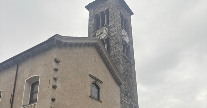 Cireggio, luci spente sul campanile da cinque mesi: Galizzi attacca l’amministrazione