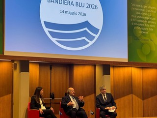 Nella foto da sinistra: il presidente di FEE Italia Claudio Mazza, Daniele Capra assessore all' Ambiente di Verbania,  Ludovica Merola assessore all’Ambiente di Cannobio,  il ministro del turismo 