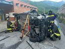 Auto si ribalta di fronte alla ludoteca, ferito il conducente