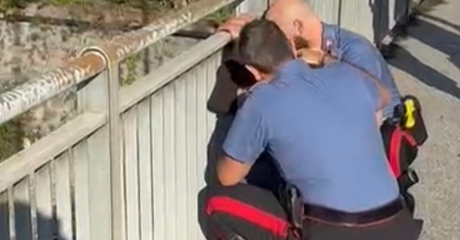 Cusio, 39enne tenta di gettarsi da un ponte: salvato dai carabinieri Cusio, 39enne tenta di gettarsi da un ponte: salvato dai carabinieri