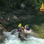 Scivola nel fiume San Bernardino e viene trascinato dalla corrente: salvato un 32enne