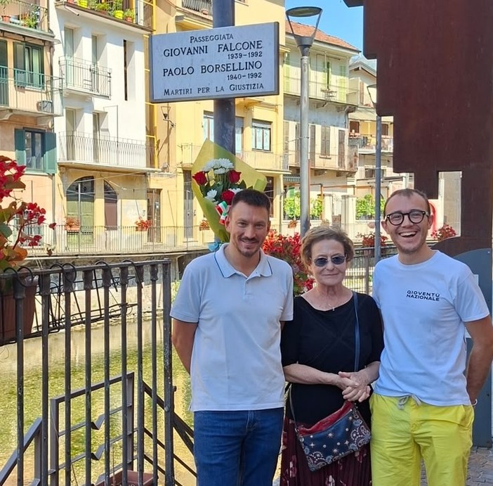 Omegna ricorda Paolo Borsellino: omaggio floreale di Gioventù Nazionale e Fratelli d'Italia Omegna ricorda Paolo Borsellino: omaggio floreale di Gioventù Nazionale e Fratelli d'Italia