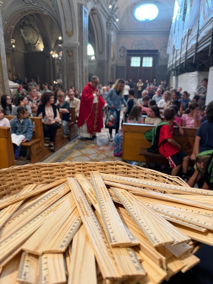 Omegna, settanta bambini alla benedizione degli zainetti FOTO