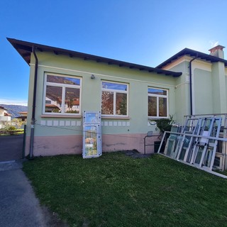 A Baveno partiti i lavori di sostituzione dei serramenti alla scuola materna di Oltrefiume