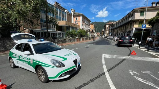 Omegna, auto perde carburante causando la chiusura della strada Omegna, auto perde carburante causando la chiusura della strada