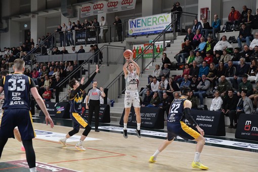 Paffoni show al Pala Cipir: Fiorenzuola ko 99-83 FOTO