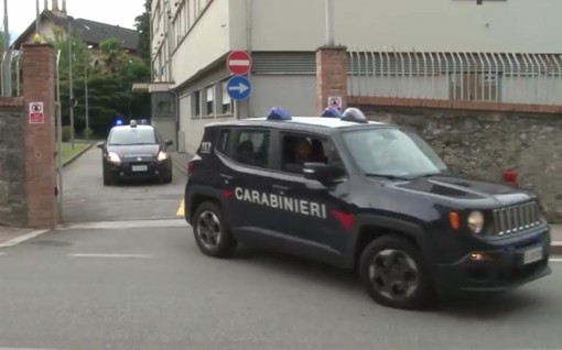Ubriaco fa il bagno nudo e mostra i genitali ai passanti, i Carabinieri lo salvano dal linciaggio
