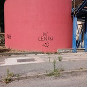 Scritta inneggiante a Lenin sulla ludoteca di Omegna, interviene Luigi Songa Scritta inneggiante a Lenin sulla ludoteca di Omegna, interviene Luigi Songa