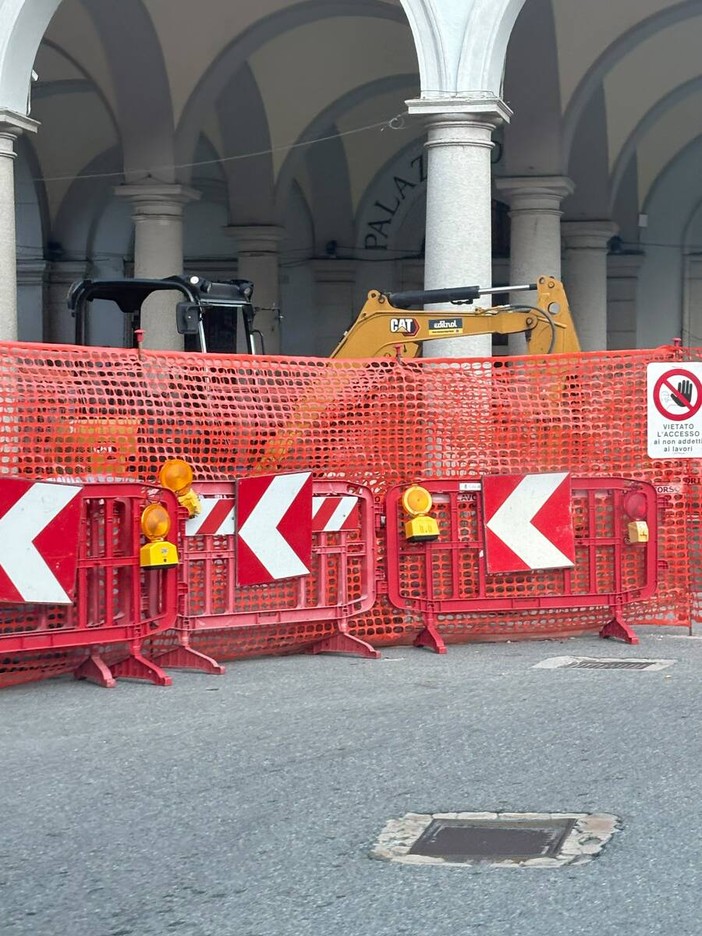 Omegna, Corbetta (FdI) critica l'asfalto in largo Cobianchi: "Una scelta che impoverisce il centro città" Omegna, Corbetta (FdI) critica l'asfalto in largo Cobianchi: "Una scelta che impoverisce il centro città"
