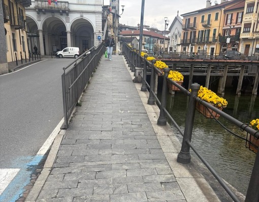 Chiusa la passeggiata in largo Cobianchi: in corso lavori alla pavimentazione
