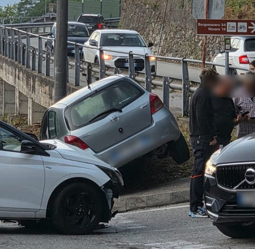 Incidente all’incrocio per Casale Corte Cerro, due mezzi coinvolti