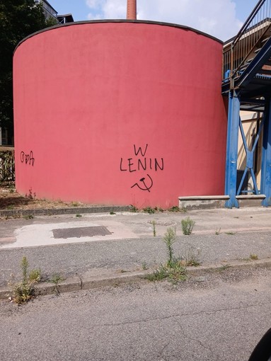 Scritta inneggiante a Lenin sulla ludoteca di Omegna, interviene Luigi Songa Scritta inneggiante a Lenin sulla ludoteca di Omegna, interviene Luigi Songa