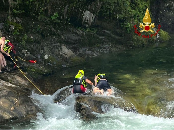 Scivola nel fiume San Bernardino e viene trascinato dalla corrente: salvato un 32enne