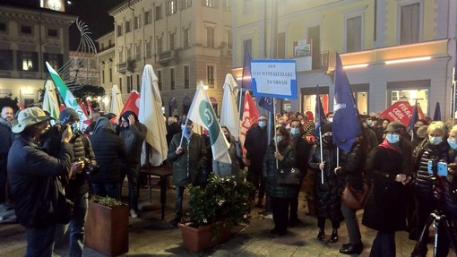 Oltre 300 persone in piazza a Novara per rispondere al corteo no pass di sabato scorso