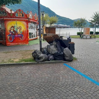 Rifiuti abbandonati ai giardini di Omegna: nuova denuncia di Fratelli d’Italia